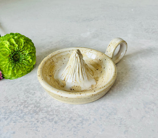 Citrus Juicer in Speckled Cream