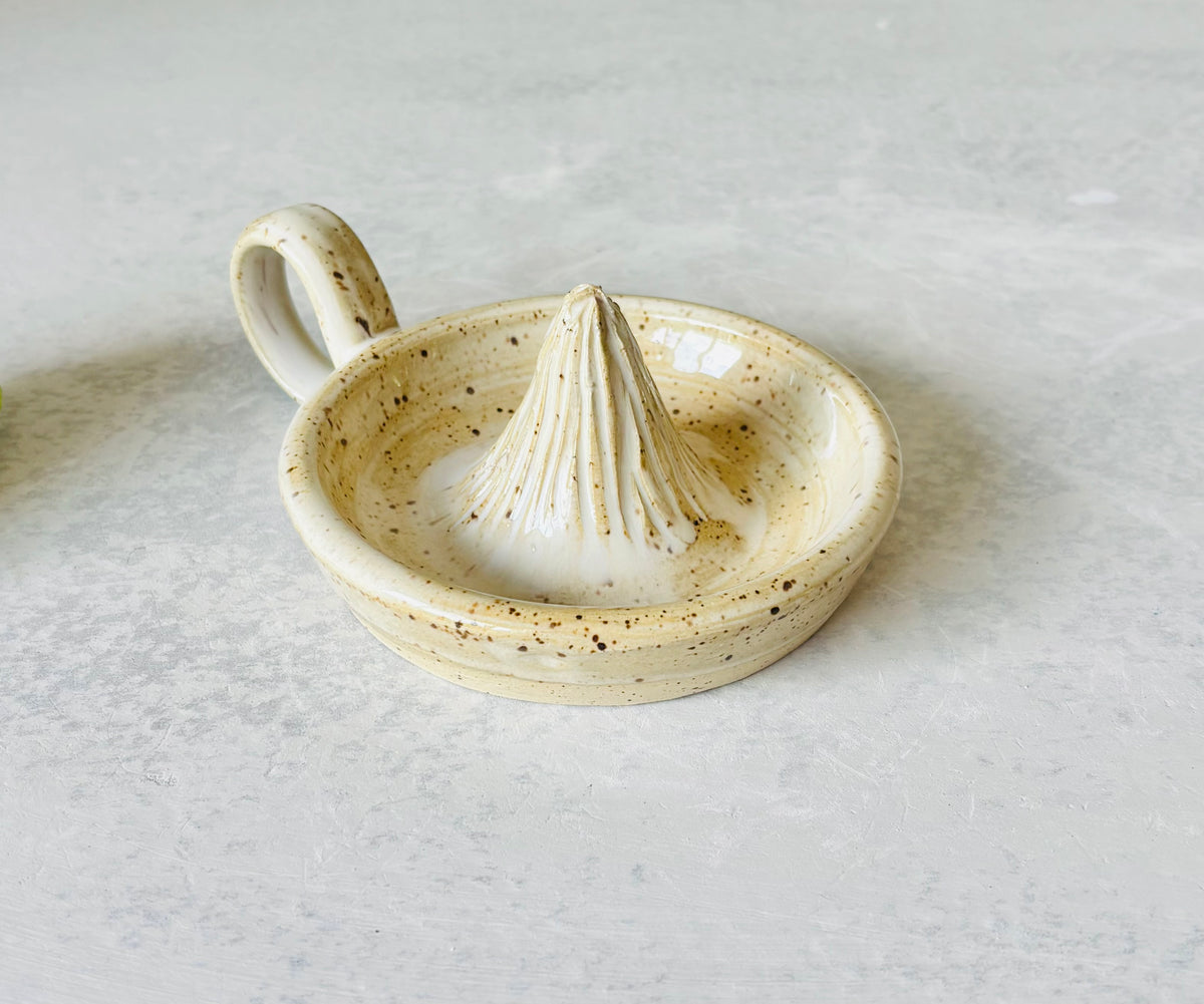 Citrus Juicer in Speckled Cream