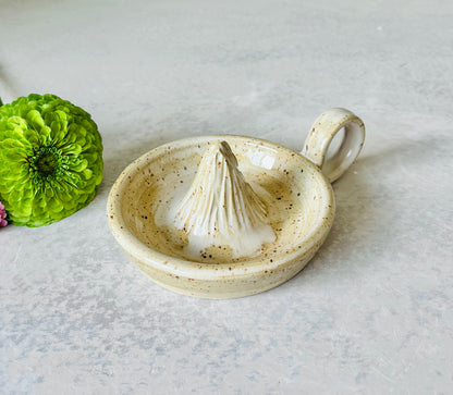 Citrus Juicer in Speckled Cream