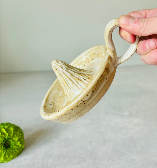 Citrus Juicer in Speckled Cream